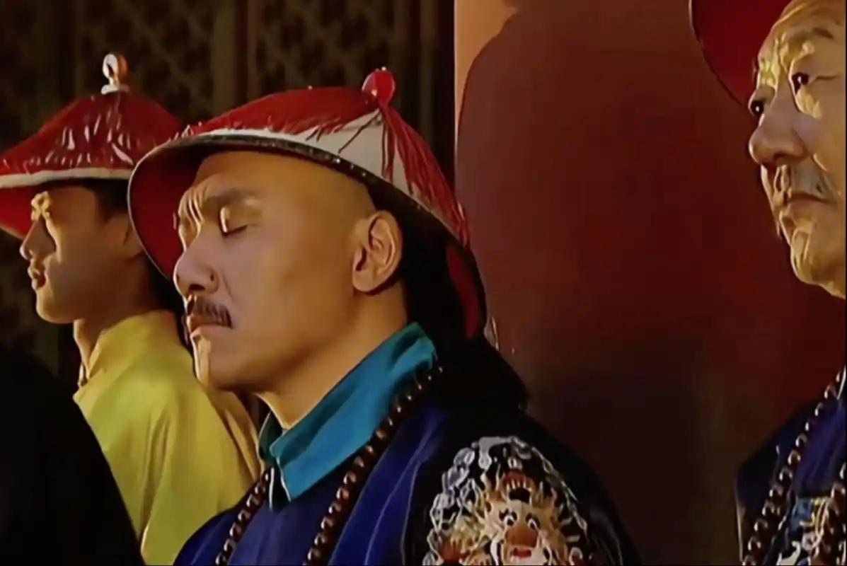 走出景山寿皇殿那天，胤禵在里面已经关了将近十年。头发花白，走路不稳，面前是陌生又