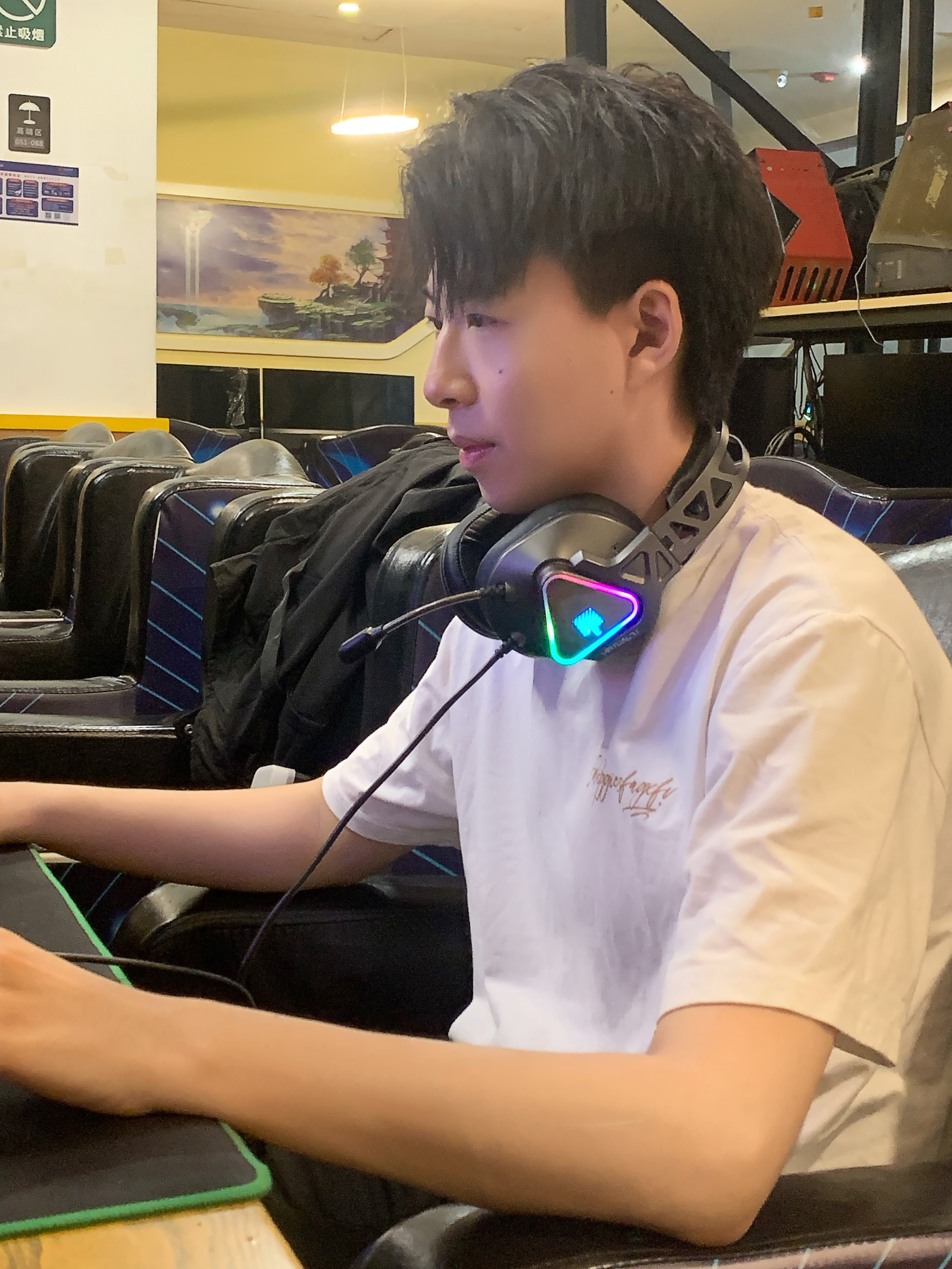 电竞男孩上线ing[ok]最好的解压方式莫过于来网吧开黑冲冲冲！决战至天明 ​​