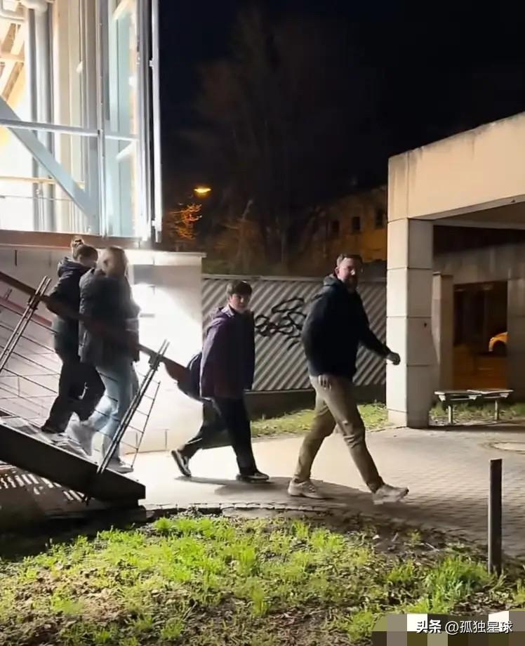 萨尔经理对樊振东太好了吧！

比赛打完，夜色降临，萨尔经理带着几个同事，陪着小胖