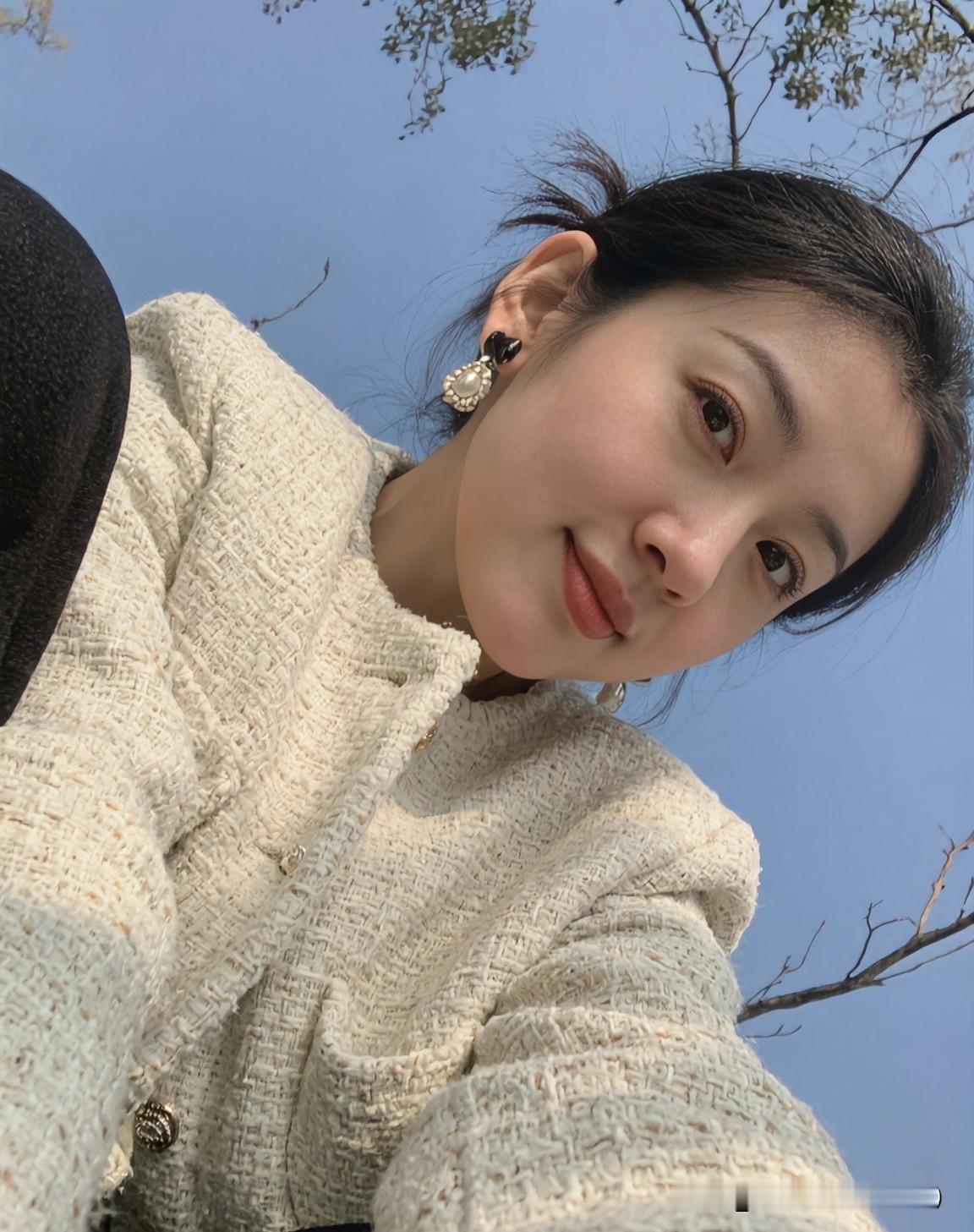 男人和女人
之间的真爱，
不是一时激情，
而是长久的陪伴。
男人和女人之间，
真