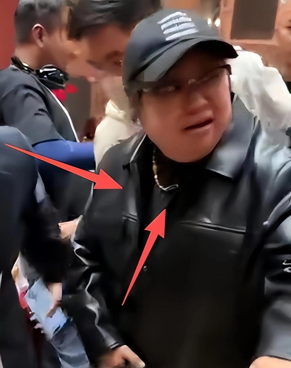 韩红现身西藏文化节，这排场真不是一般明星能比的，身边多位领导陪着，走到哪儿都是焦