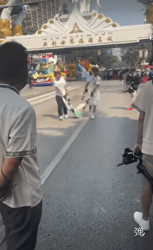 有时人类还得给机器人服务！[笑哭]