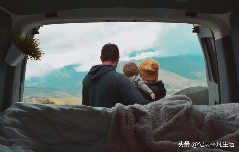 自驾旅行记录清晨的阳光透过车窗，将公路染成金色。车轮碾过柏油路的沙沙声，与远处山