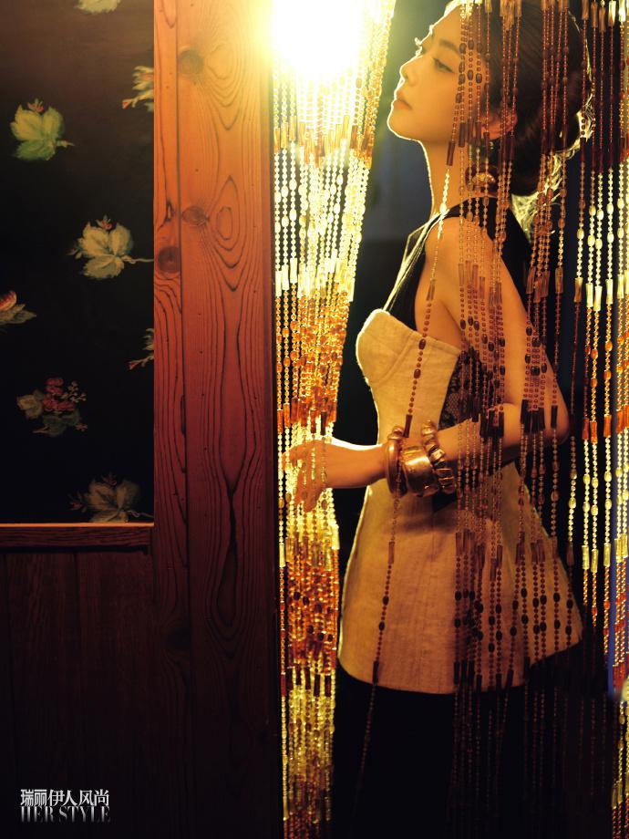 被谭松韵复古港风大片美晕了，这样风格的谭松韵我从未见过