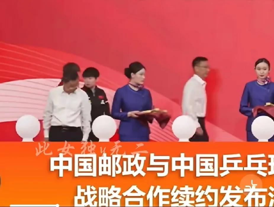 被孙颖莎找位置可爱到了
 
刷到中国邮政和中国乒协战略合作续约活动的视频，被孙颖