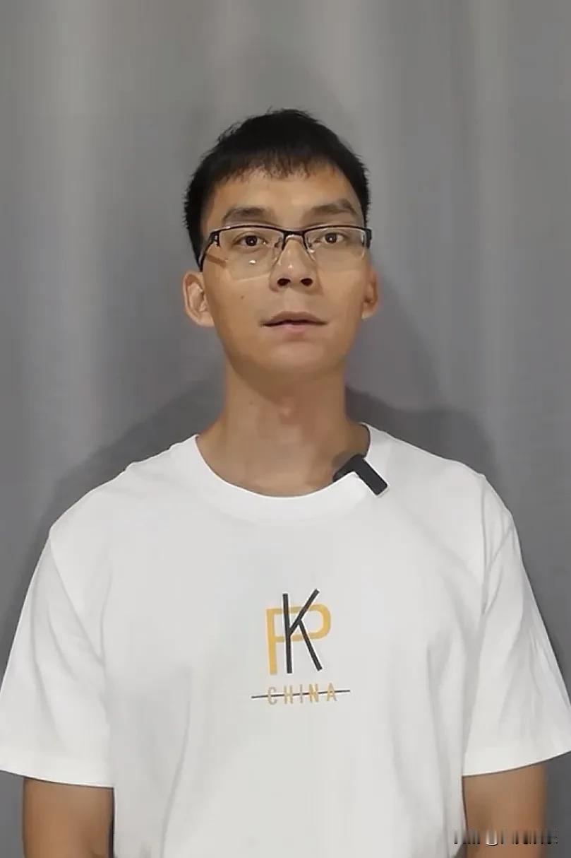 我跟同事聊“高考钉子户”唐尚珺，没想到同事说了一句：唐尚珺混个毕业证就行了，他将
