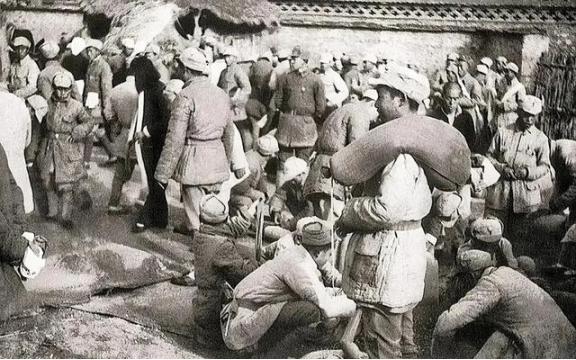 [微风]1942年，瑞大娘给十几名八路军送鸡蛋，却发现他们撅成一排上茅房，她脸色
