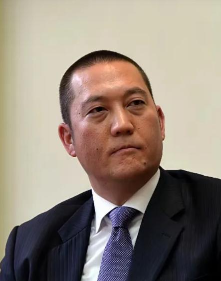 台湾创投圈的大佬蒋友松最近砸出了一个让整个岛内政坛炸锅的决定，他要强行搬走两口停