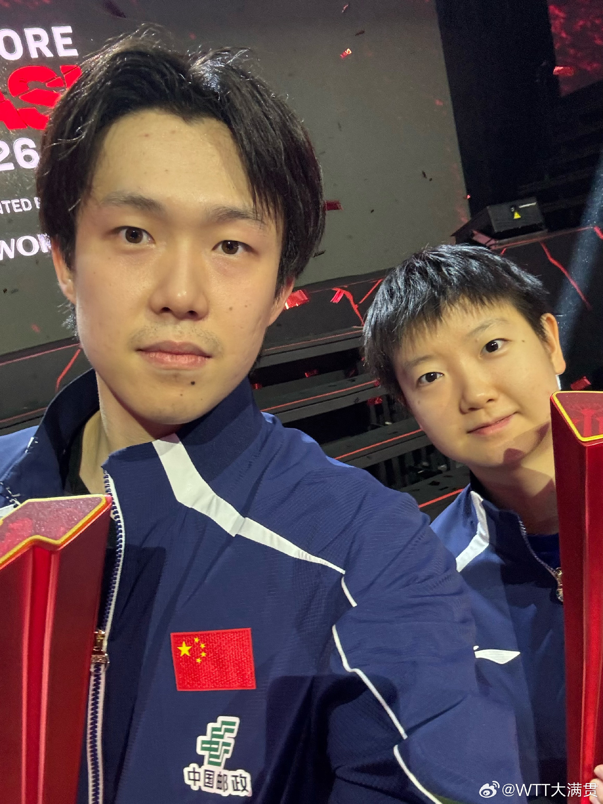 王楚钦孙颖莎冠军自拍出炉！WTT新加坡大满贯落幕，国乒收获男单和女单两项冠军。女