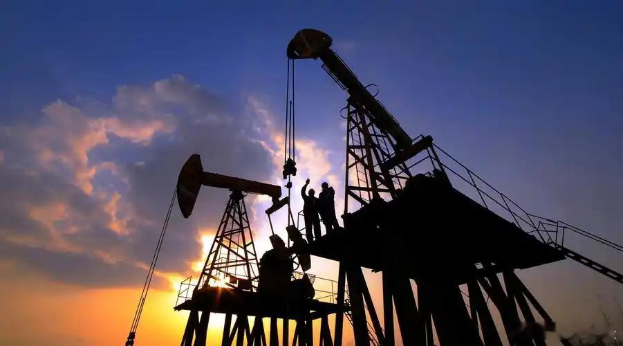 【国际油价集体跳水】现货黄金上破4200周一（12月8日），美国三大股指小幅收跌