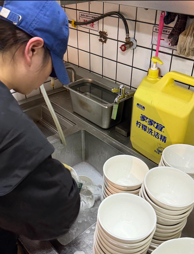 2200雇洗碗工留不住人？问题不在矫情，在没守住边界！

月薪2200雇洗碗工，