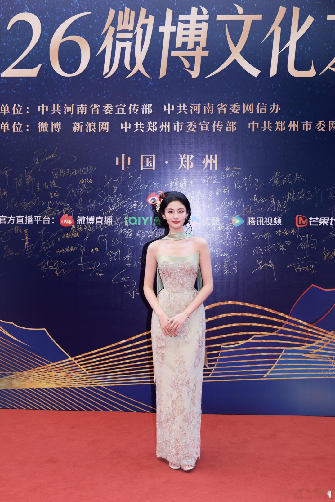 又听到赵晴唱歌了 不允许还有人没听过赵晴唱歌，长得好看也就算了，怎么唱歌还这么好