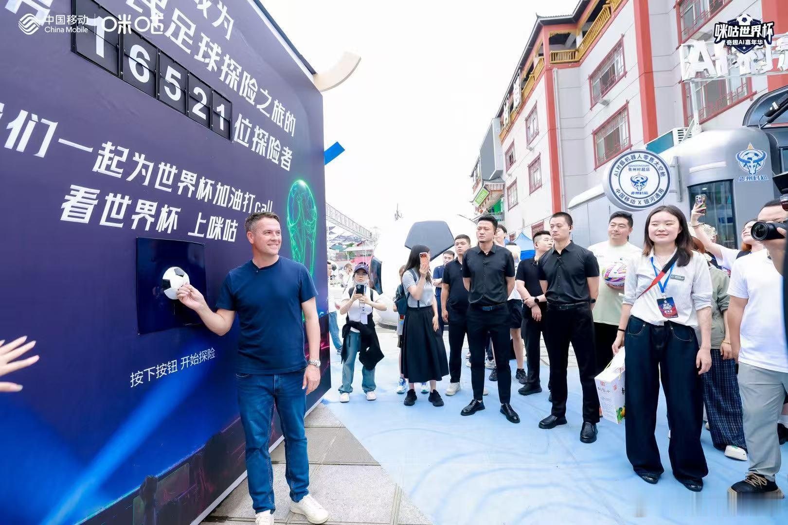 欧文在贵州的快乐被拍到了欧文的人气在贵州藏不住了 褪去赛场的紧张感，只剩逛玩的松