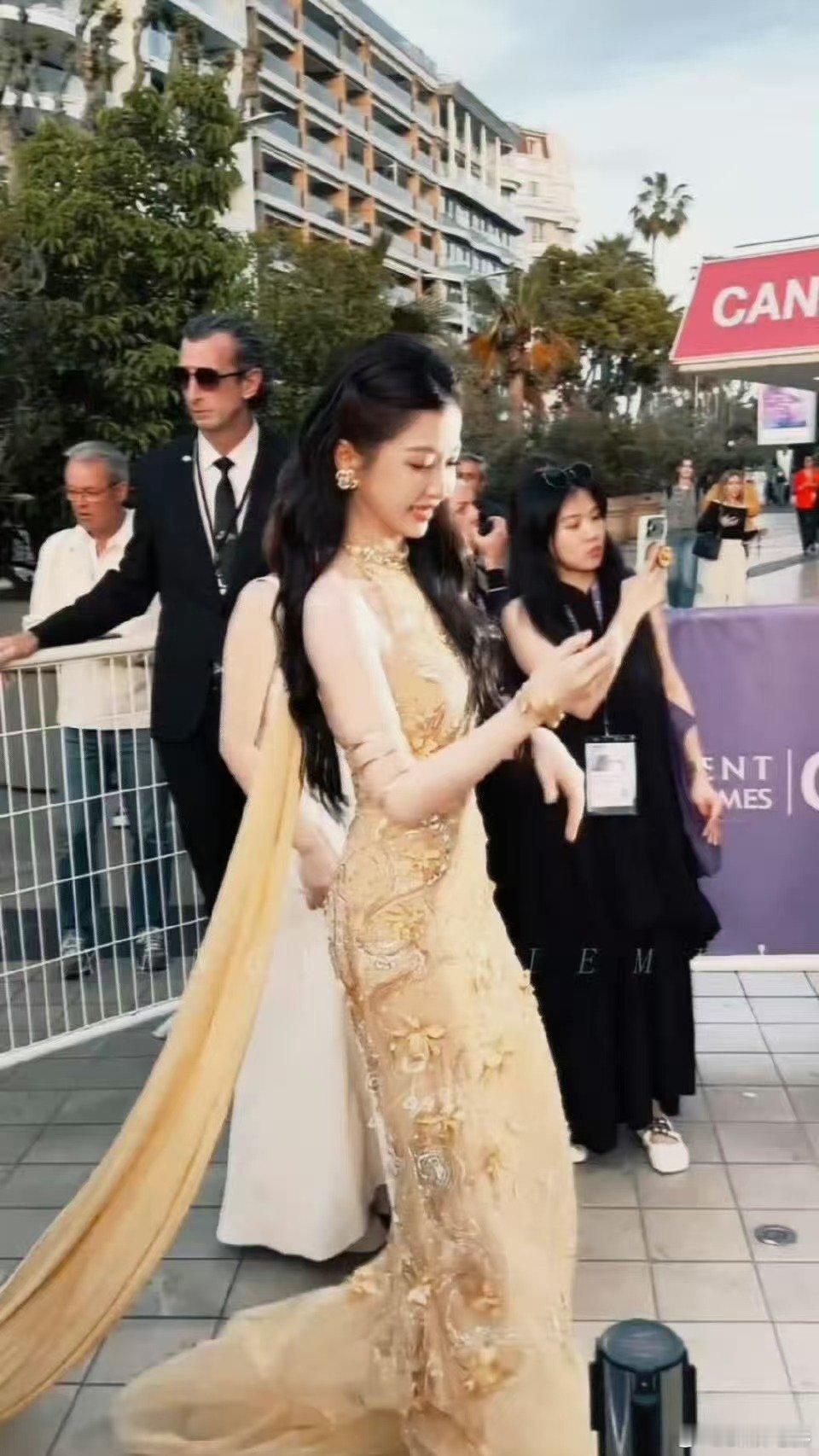 虞书欣戛纳神图虞书欣戛纳下车神图来了！虞书欣戛纳下车神图虞书欣戛纳蓝色妖姬造型