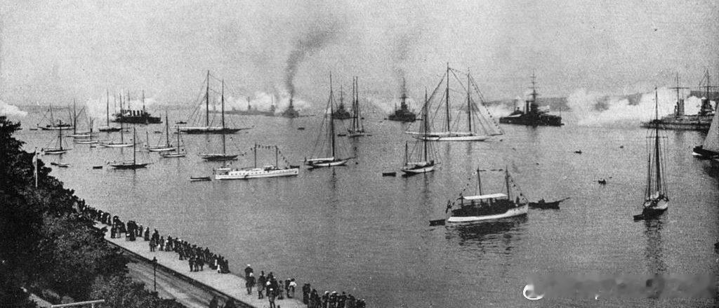 1914年6月24日，为庆祝运河通航，第二战列舰中队三艘战列舰在基尔海军检阅式上