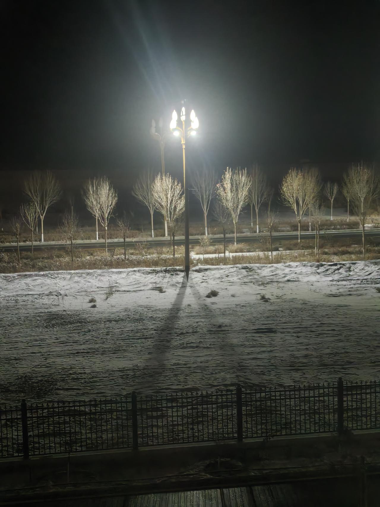 《雪》
今冬团场首场雪，迫不及待和你说。
虽然现在雪不大，期待明早雪淹脚。
解码