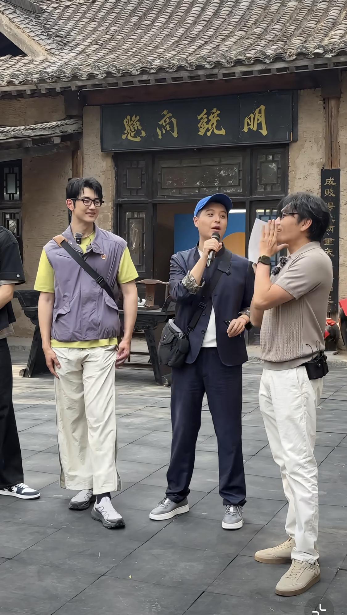 爬万岁山的时候，大家让马頔唱《南山南》，马頔一直推脱，最后只唱了2句。

原来《