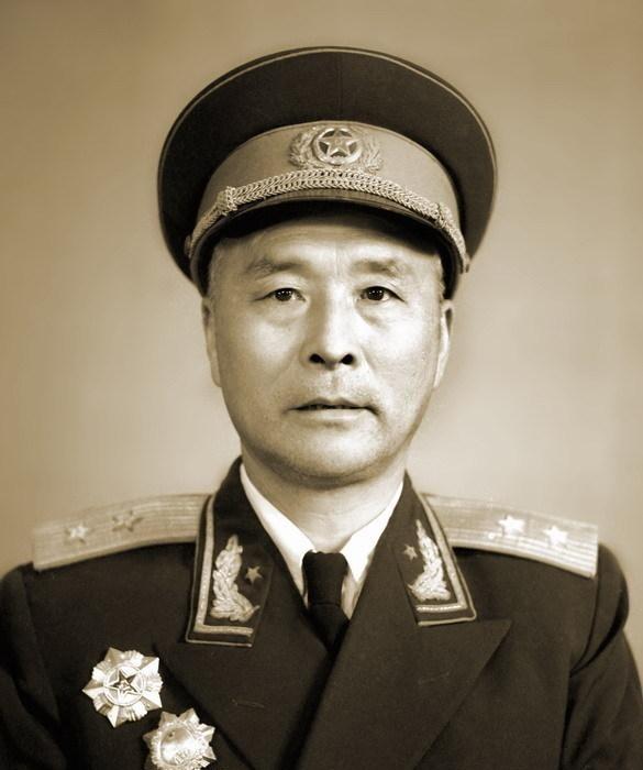 1936年，一红军团长因伤势过重逐渐没了气息。战友们含着泪找来树枝杂草，覆盖在他