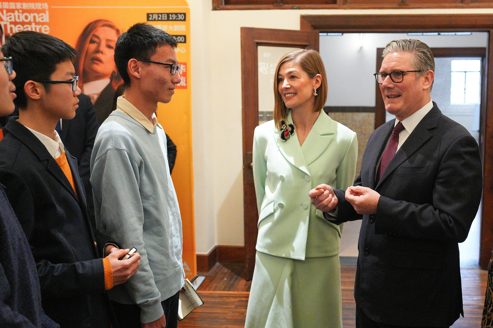 #英首相身边中文10级的女星火了#【英国首相身边“中文十级”女星火了：艾美奖得主