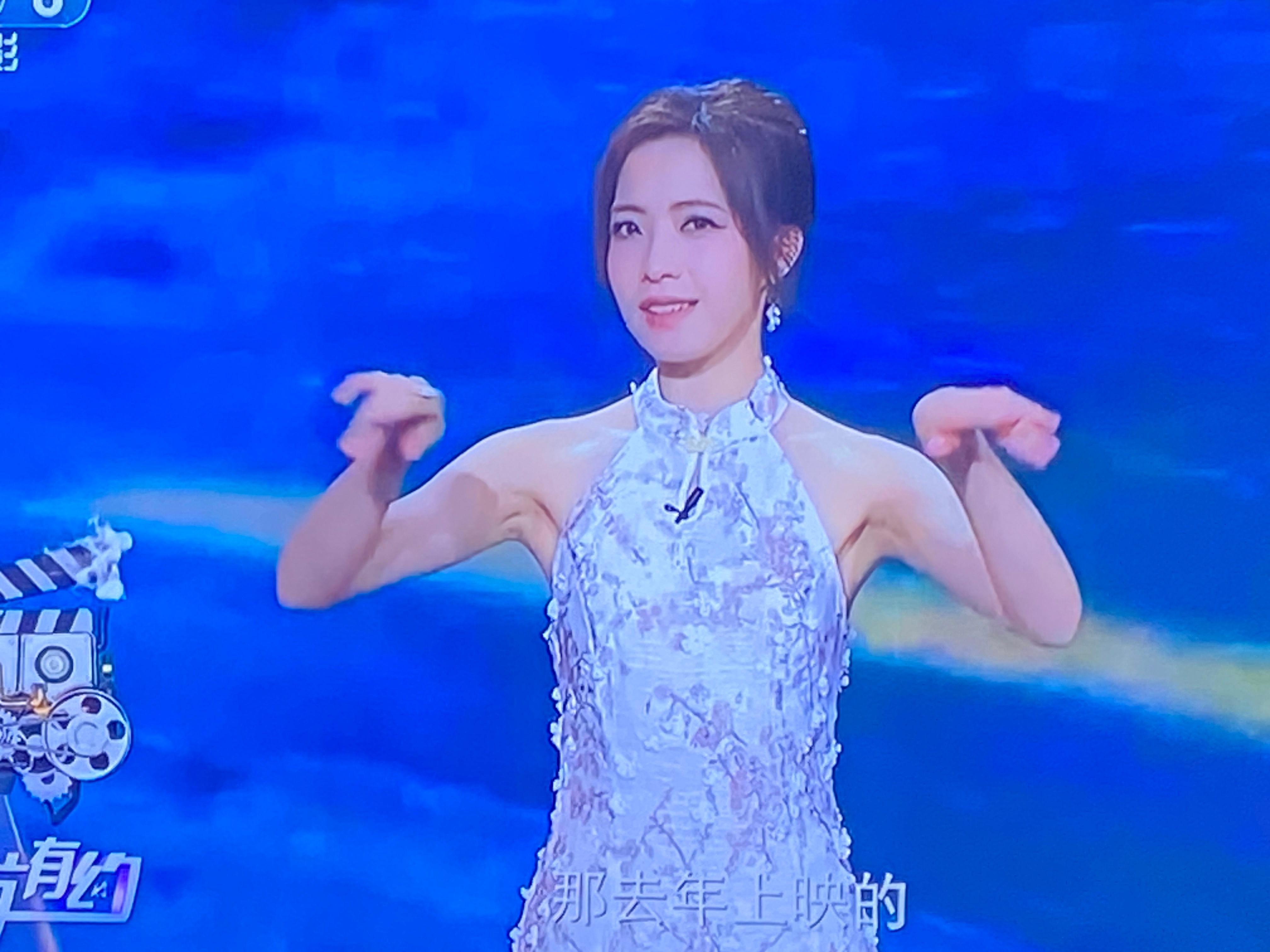 昨晚看cctv6 呢，突然发现希然在上边主持节目呢[允悲]#热爱竞新春##转发接