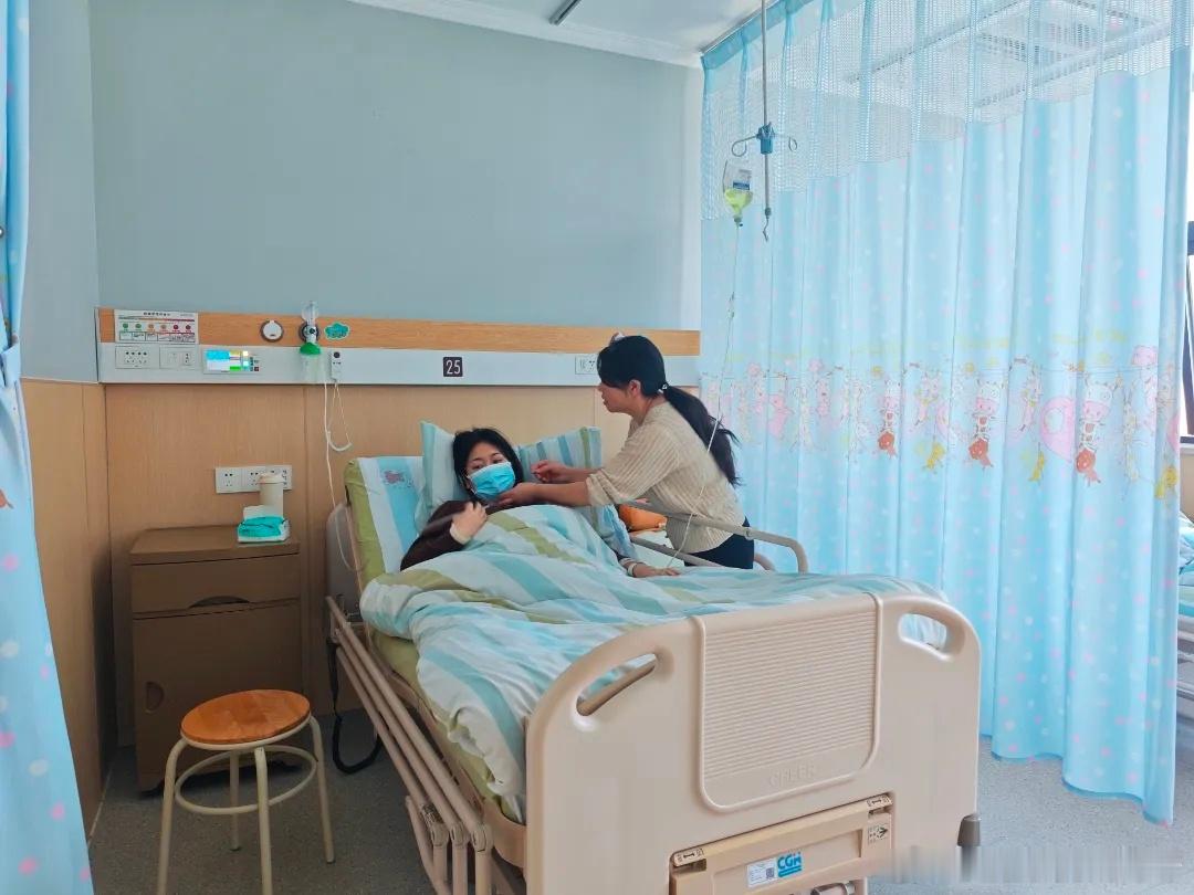 “我想活下去。”在市中心医院血液科的病房里，22岁的小徐躺在病床上，脸色苍白，声