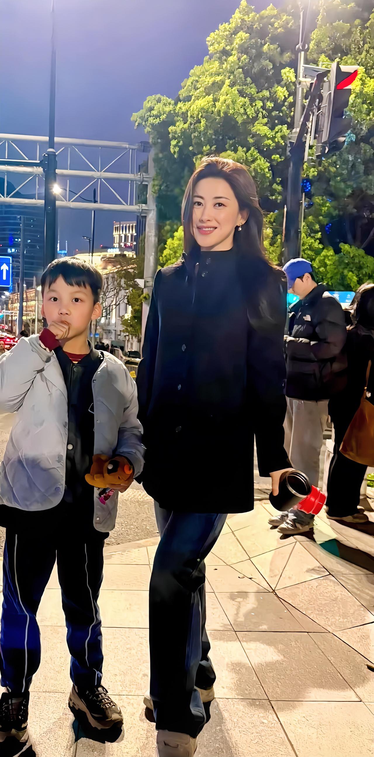 生活中的朱珠也是这么风韵犹存，曾经的京圈大妹是许晴，现在她是顶流。

两人的共同