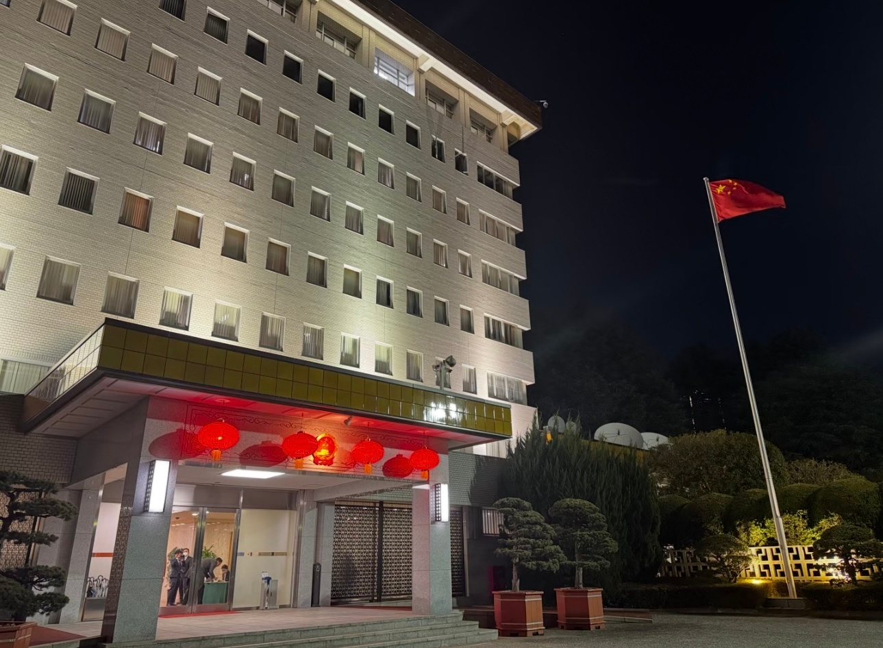 一日本人威胁要杀中国外交人员一个自称日本自卫队的翻墙进入中国驻日本大使馆扬言要以