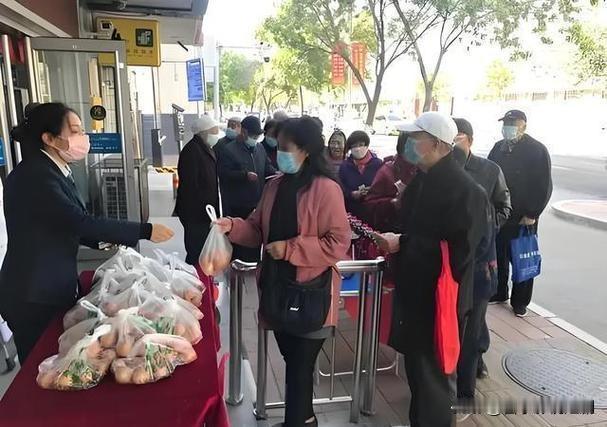 免费领鸡蛋藏“猫腻”，35名老人落入陷阱

近日，湖北黄冈武穴市石佛寺镇35名老