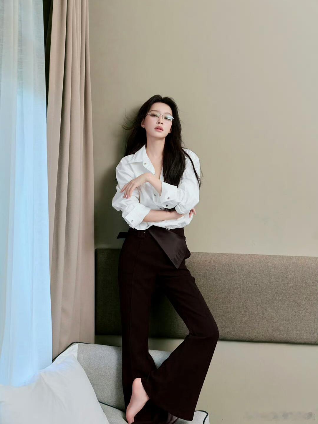 孙怡大方回应外界给自己贴上的大女主、人间清醒标签，坦言并不喜欢被标签定义，别人眼