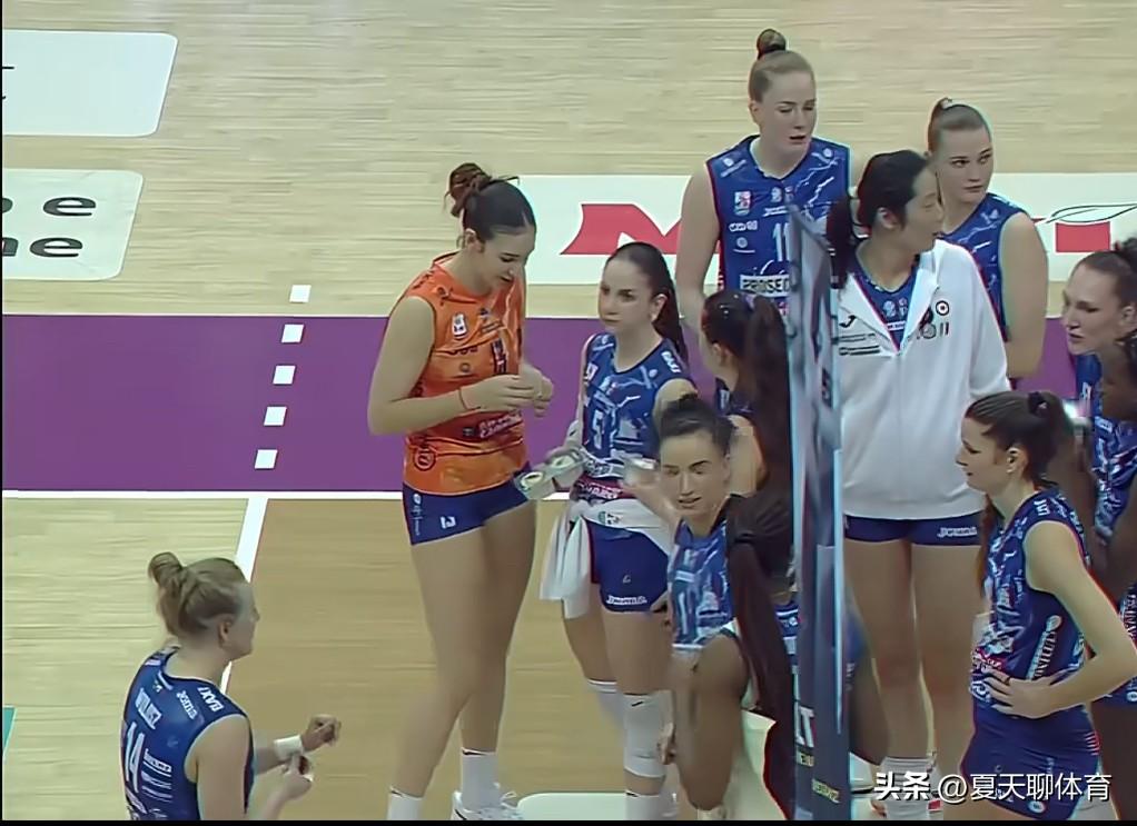 怪不得朱婷今天早上没有首发，原来是受伤了！赛后桑塔雷利说朱婷在训练的时候，被球砸