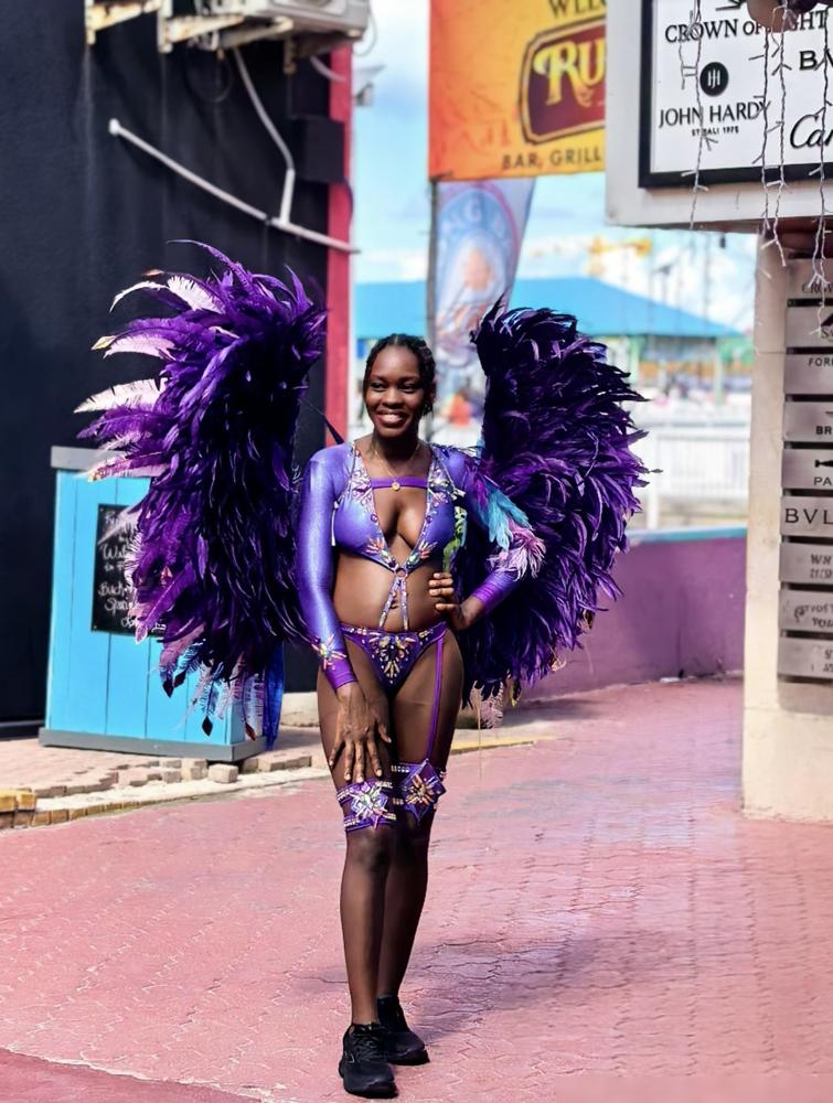 抡起胳膊连砸7记重扣，生生把卫冕冠军天津女排的防线撕得粉碎。你盯着排超季后赛这几