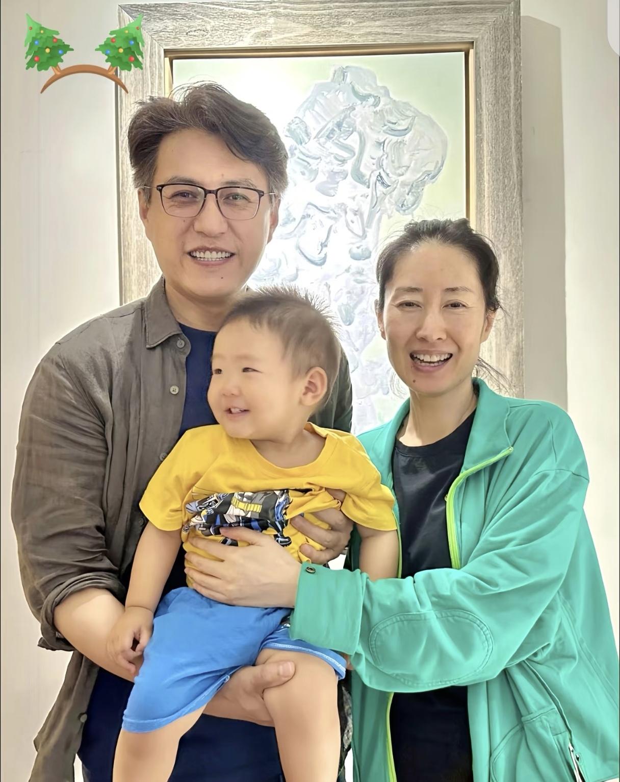 重刷《伪装者》，还是被大姐明镜圈得死死的。温柔起来像杯温水，刚烈起来又像把出鞘的