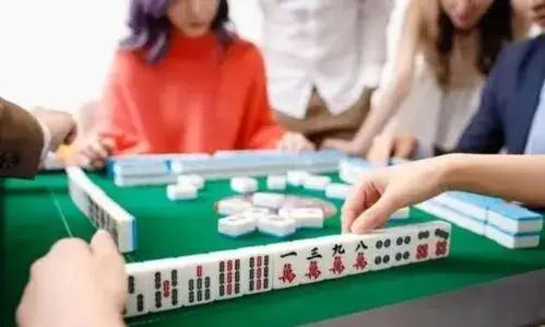 党员干部春节期间打麻将违规吗过年打麻将，少量彩头不算赌博。但一旦金额过大，就会被