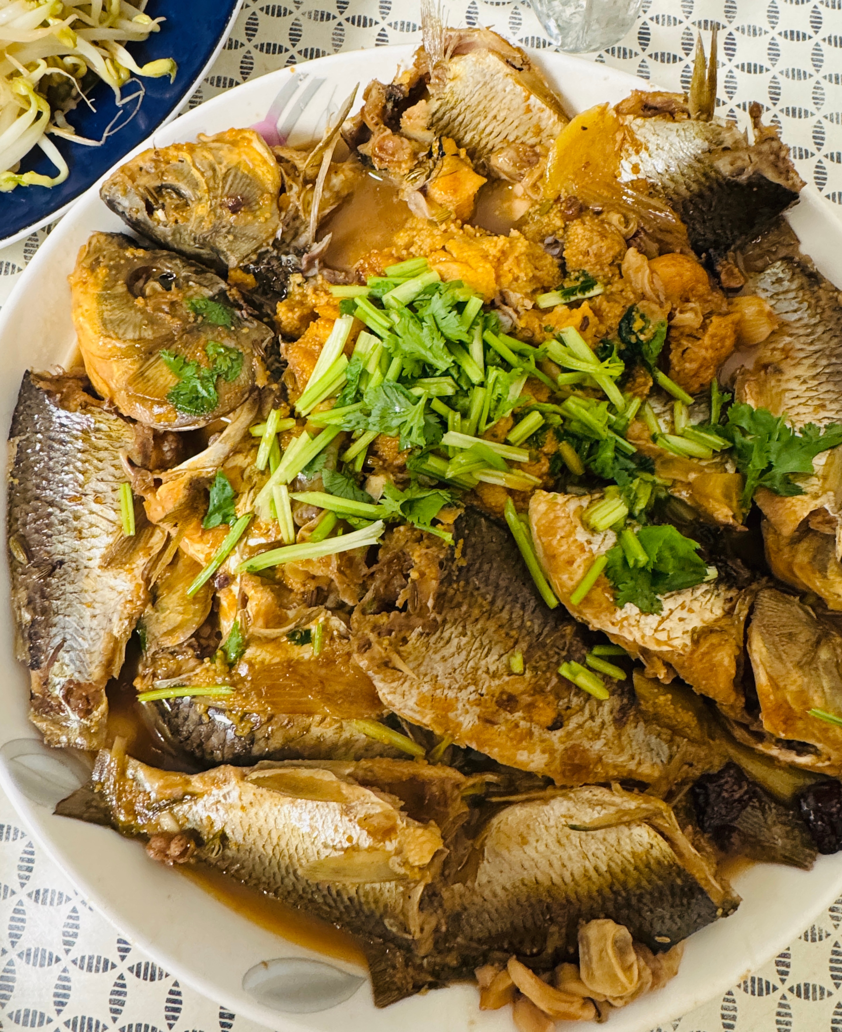 晚餐时刻到！素炒豆芽+舅舅牌炖鲫鱼。重点划一下烙饼撕碎，泡进鱼汤里！爱吃的肯定知