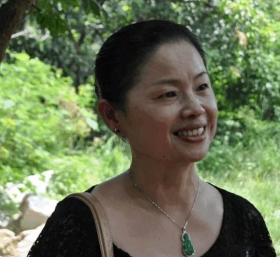 2002年，中国姑娘许世吟娥为了能够完成祖母的心愿，搭上了前往斯里兰卡的飞机。可