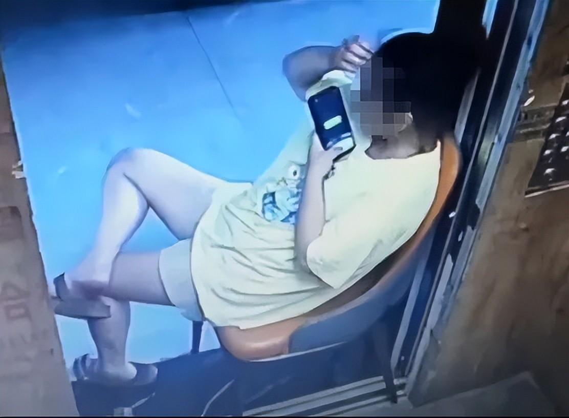 女子为蹭免费空调，一把椅子堵死整栋楼电梯报警劝解，才不情愿挪开。

网络上流传的
