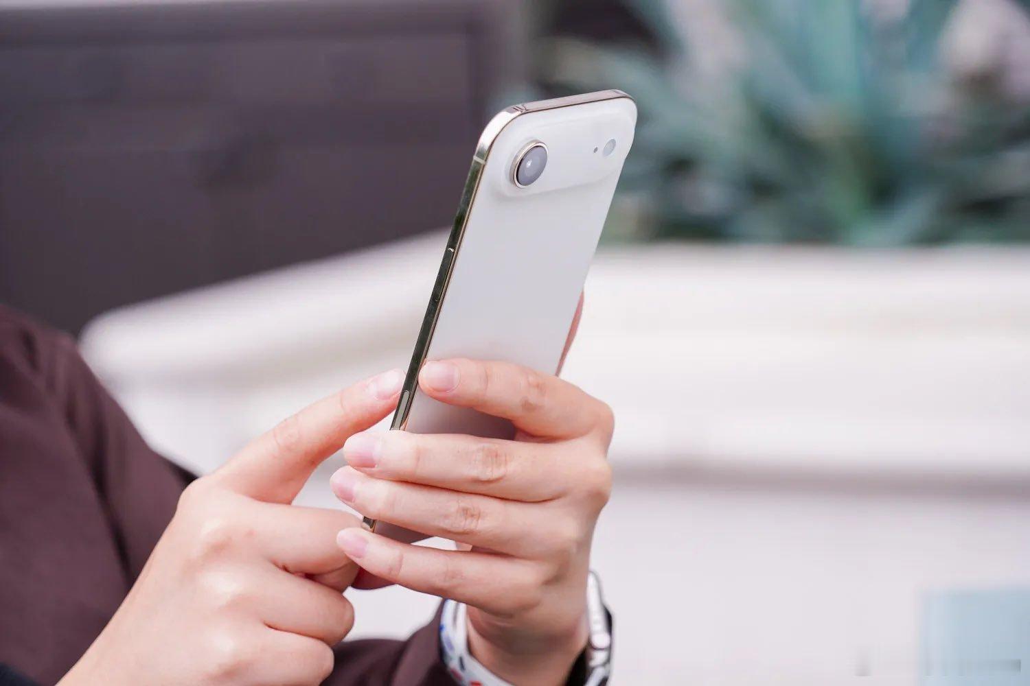 iPhone Air开售遇冷刚一上手很惊艳，真正当主力机用还是得考虑考虑。毕竟7