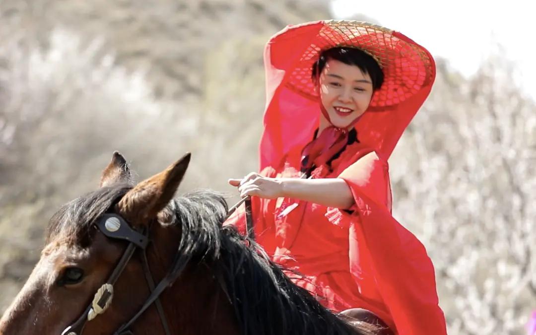 山坡羊·悼贺娇龙
红装驰骤，
天山风口，
鞭梢漫卷千霜厚。
踏昭苏，意难休，
芳