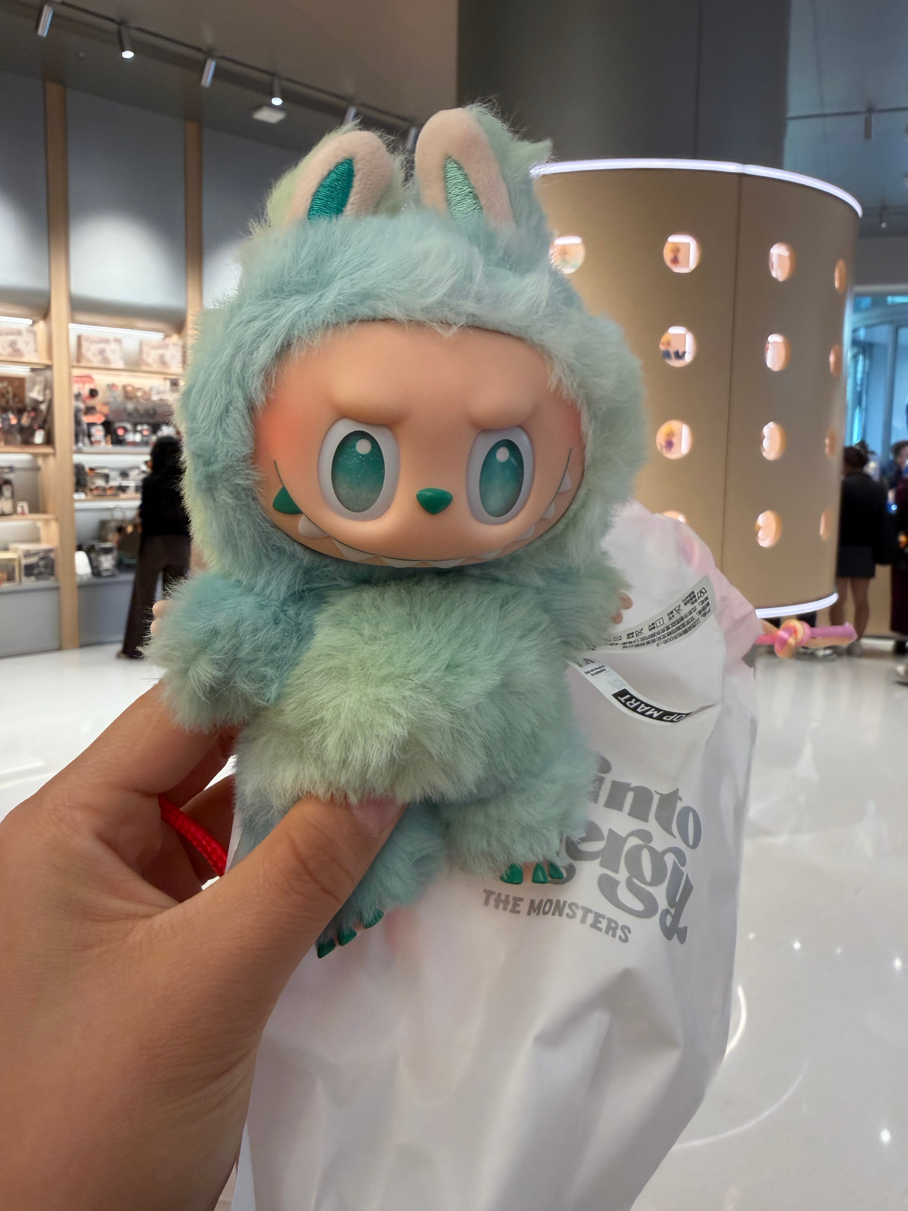 居然能在泡泡玛特线下店看到这个系列的labubu而且只剩一个了！那当然是拿下拿下