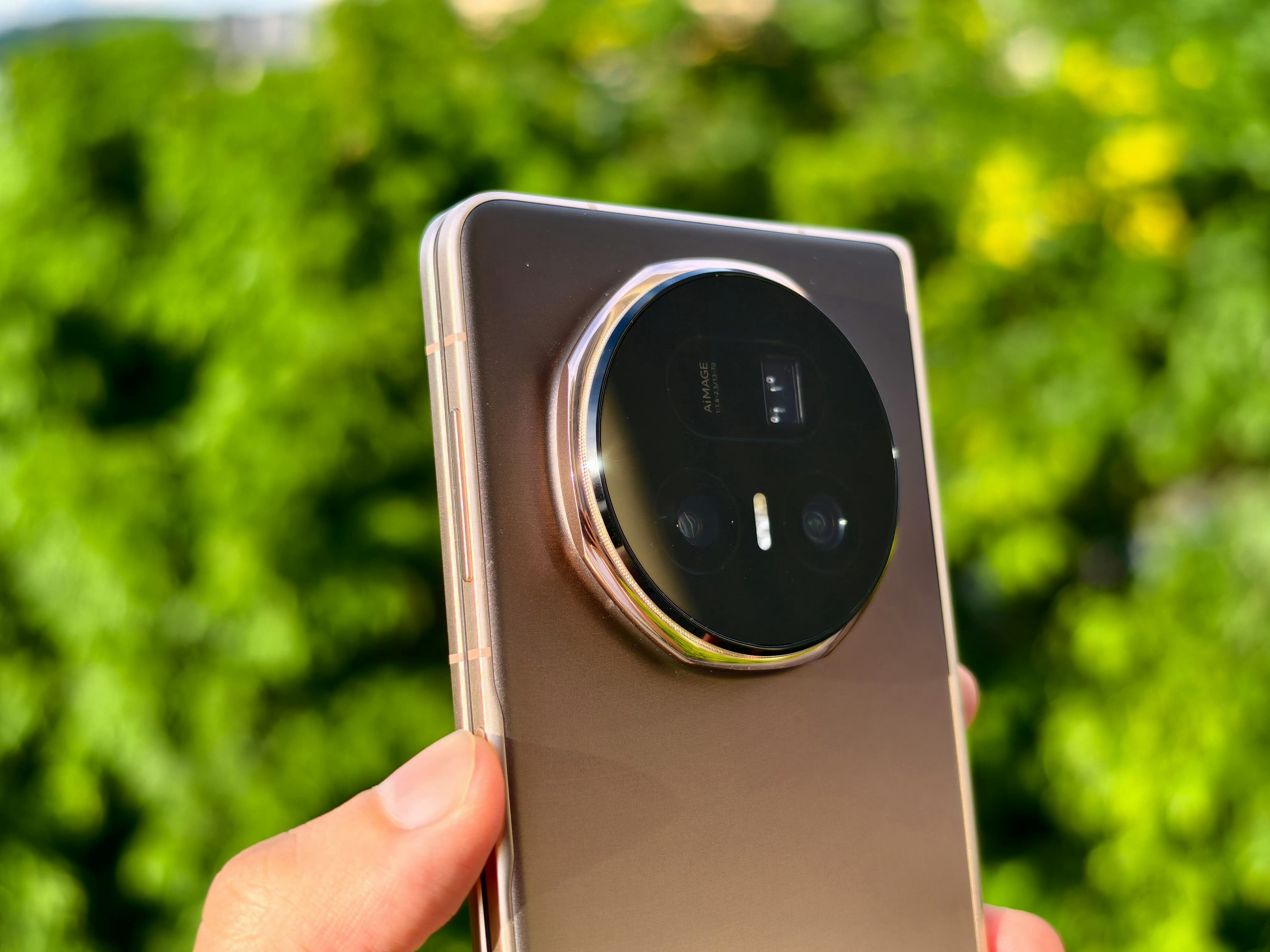 26年折叠手机能普及吗 其实影响折叠屏走量的最主要问题还是价格，但是折叠屏本身的