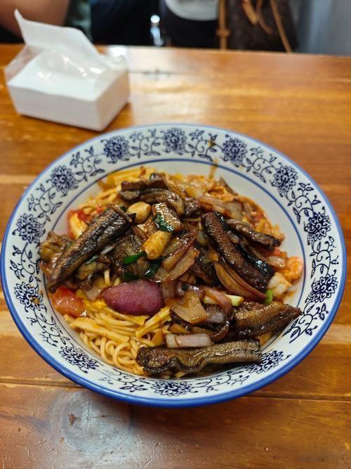 离谱！杭州街边面馆一碗面卖2188元，日均狂卖几十碗引热议
 
颠覆认知！普通街