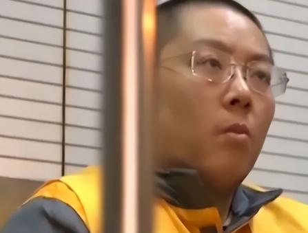 仅仅18个月就挥霍超380亿公款，每月就要耗掉二十多亿，不光疯狂扫购各类奢侈品，