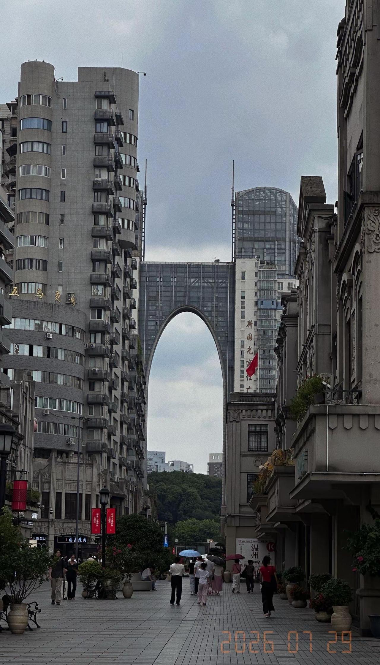 跨一千多公里的恋爱。当你一千多公里 去见一个人的时候，你就明白什么是爱了，就连风