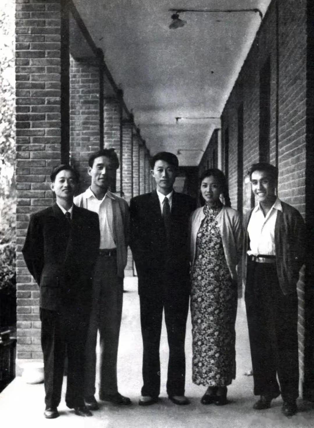 仔细看谢芳和张目的结婚照上竟然有五个人？当时谢芳和张目的婚礼很简单，他们花了不到