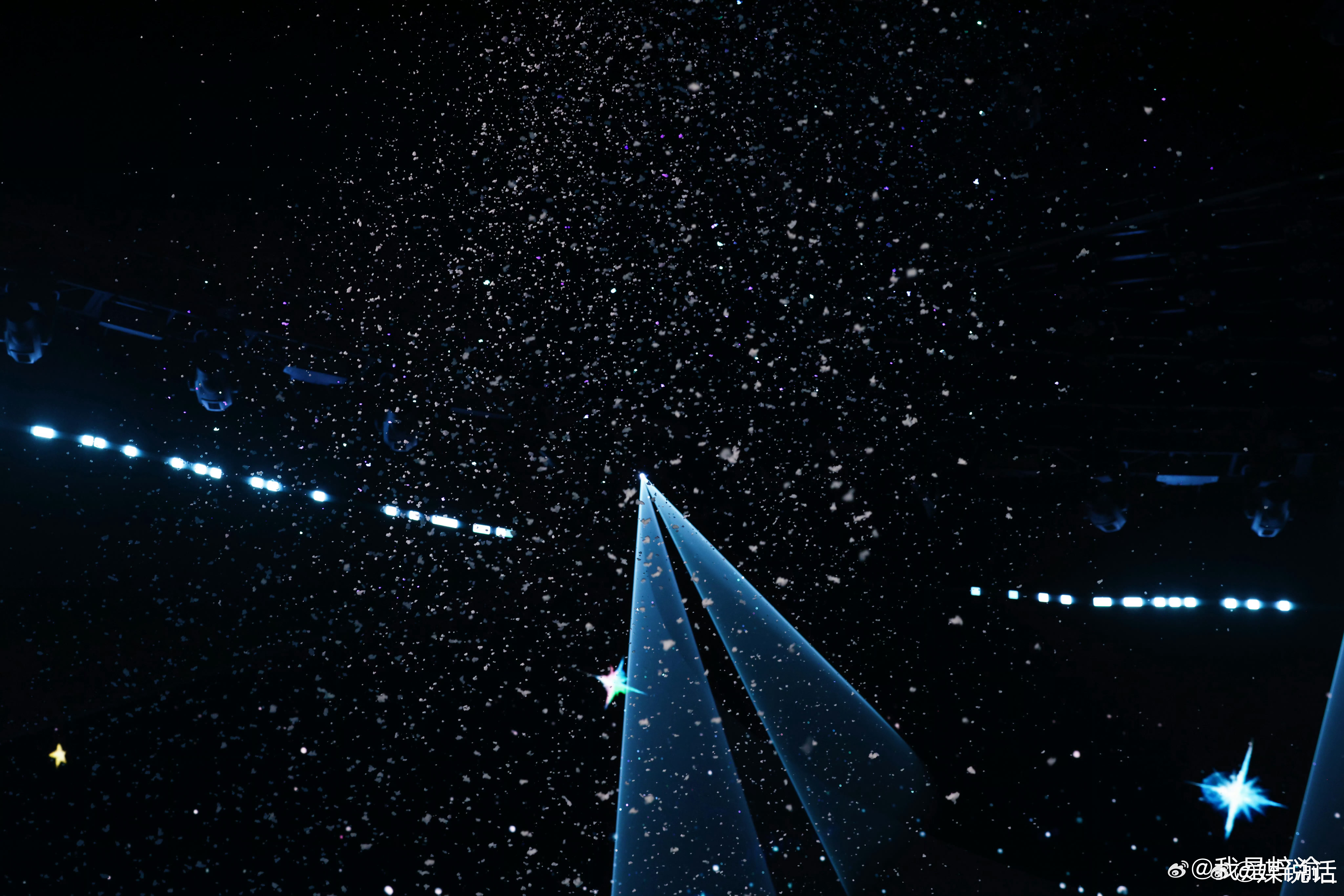 梓渝把眼尾痣点成蓝色 梓渝完美诠释了何为真正尊重和爱护粉丝！首场个人演唱会南京站