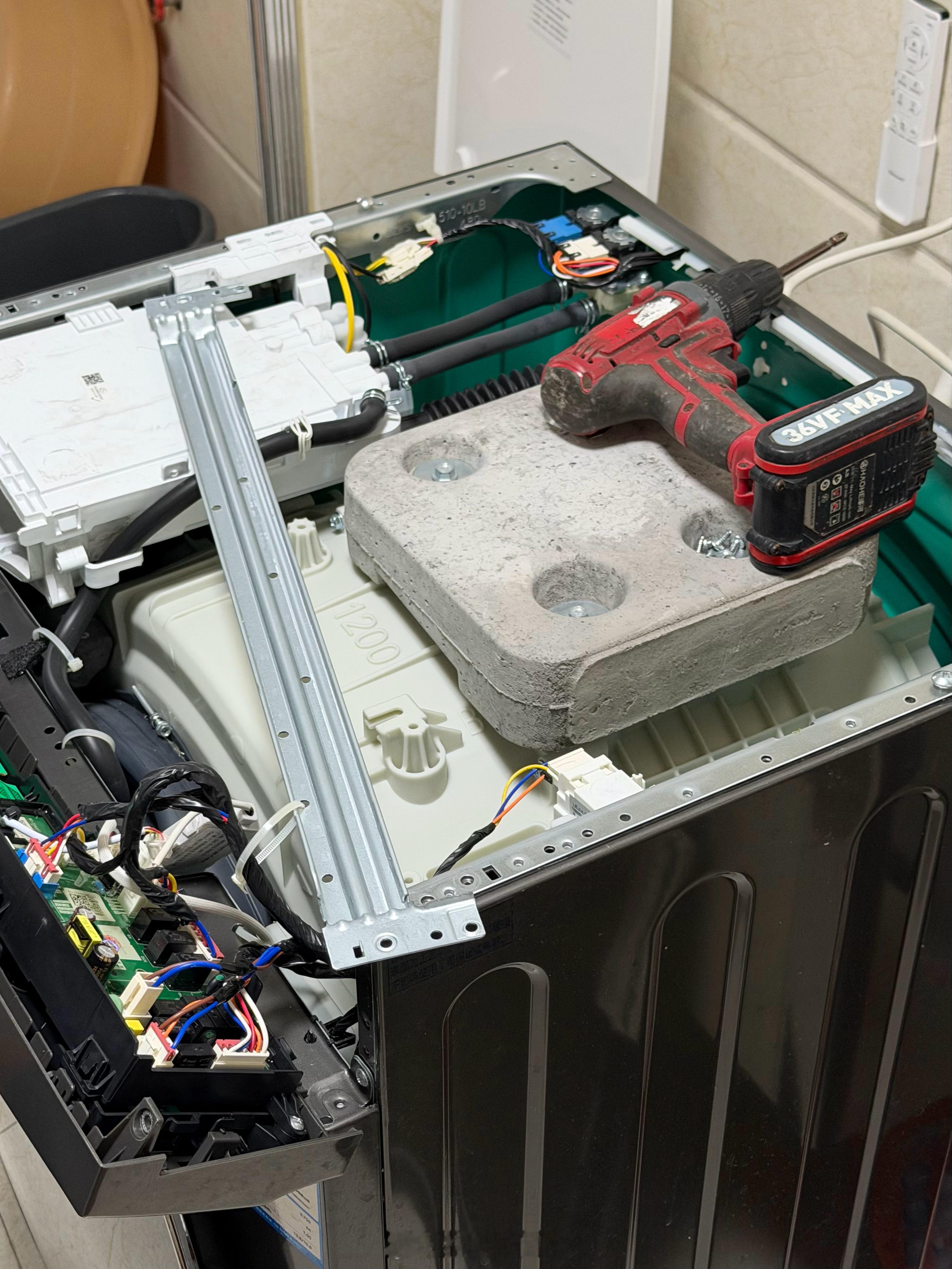 原来美的洗衣机里的配重块是一大块水泥