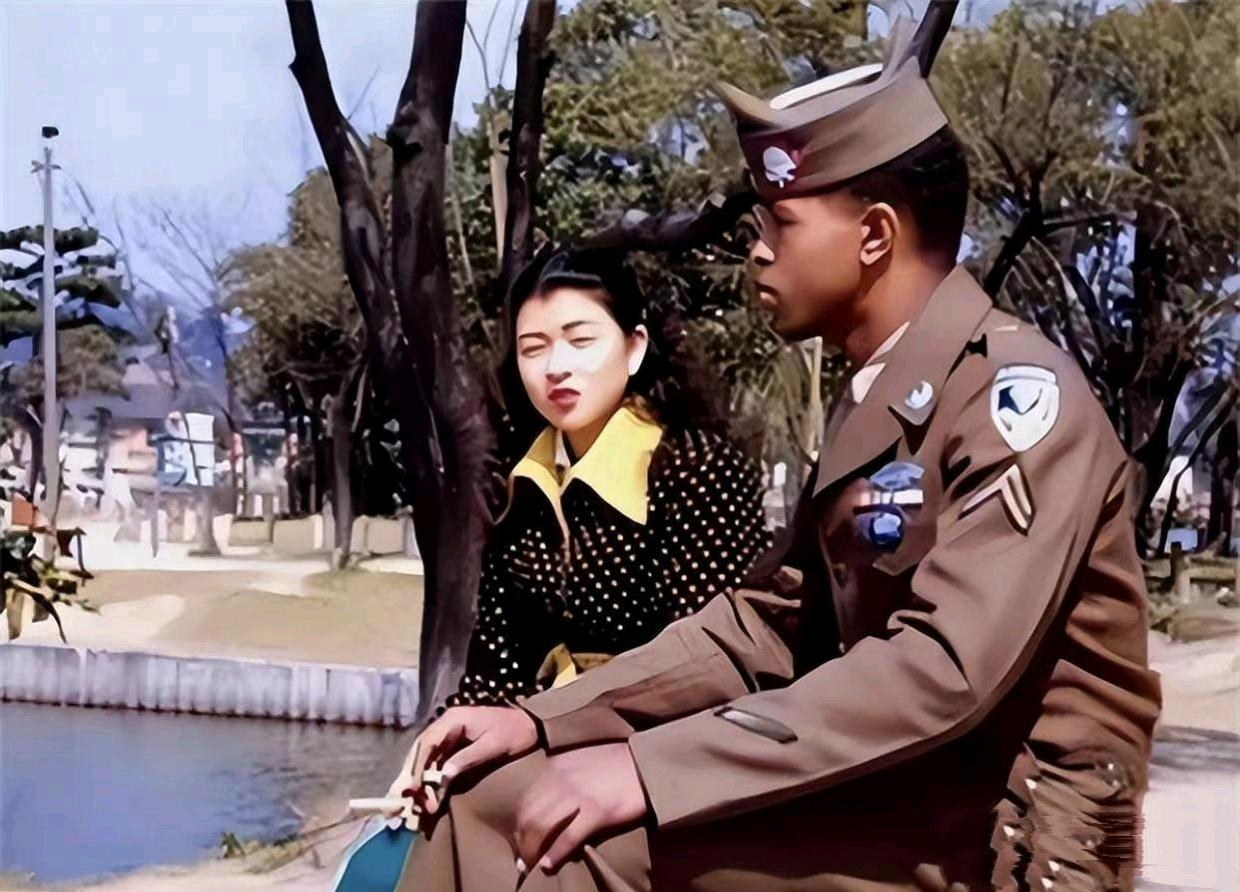 1952年，一位韩国妇女刚为两名美军提供完特殊服务，当着丈夫的面热情地将大兵们送