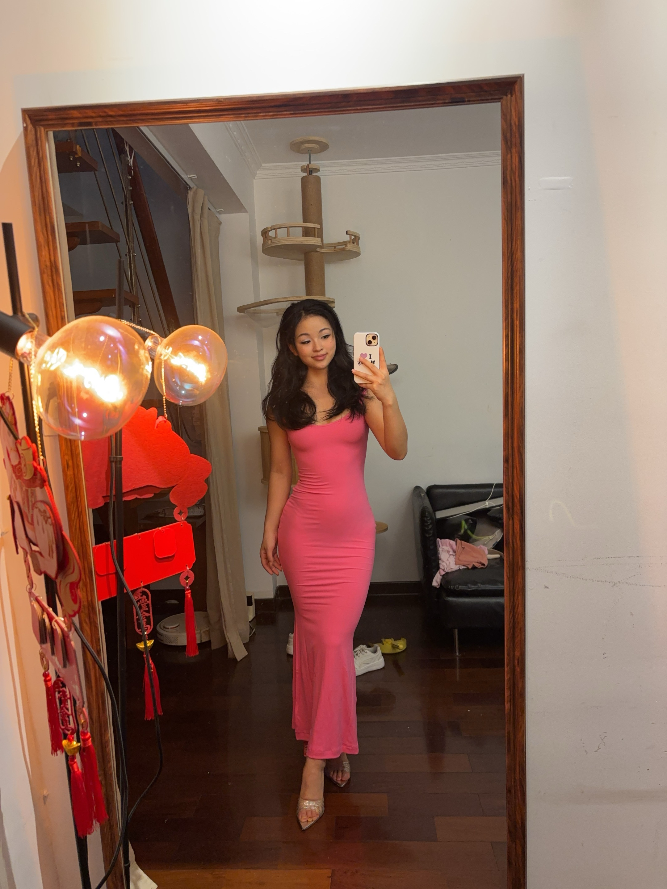 每次买这种裙子的结果都是在灰扑扑的家里产出几张自拍草草了之。 