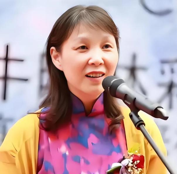 浙大查不到！
杜建英学历翻车了？


杜建英的学历问题被师兄捅破，
浙大压根没有