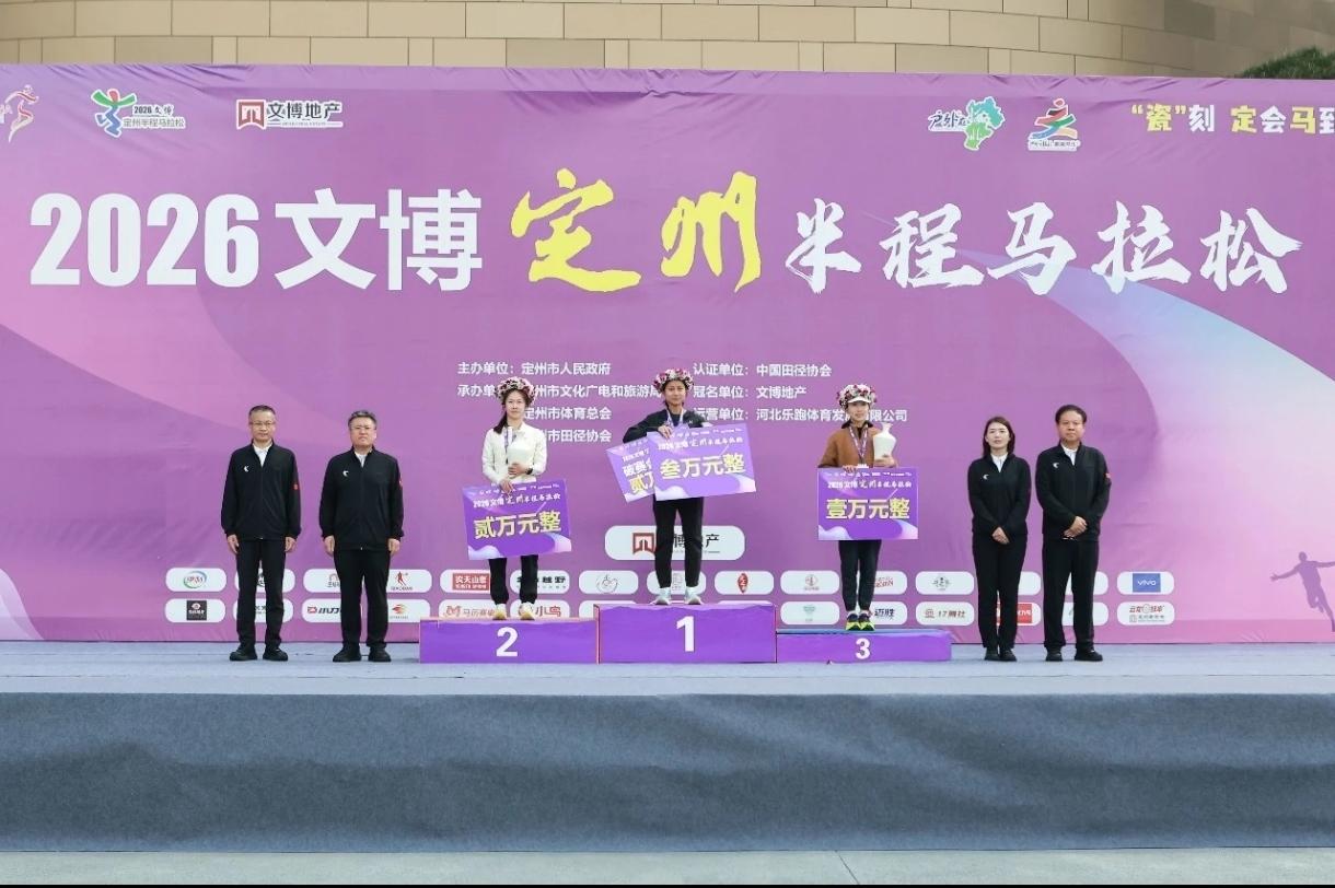 2026年，彻底属于朱卿！从重庆登顶大众一姐，到武汉带伤刷新全马PB，这位跑圈强